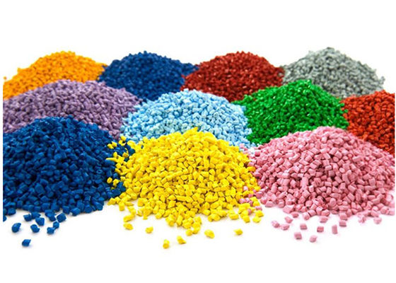 Los gránulos compuestos del PVC instalan tubos y las materias primas procesadas que caben